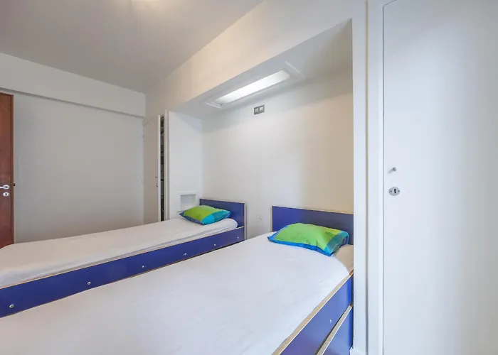 Lecomte - The Shoreline Getaway 182 *